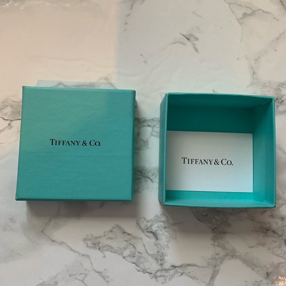 Tiffany and Co. Classic teal jewelry gift box - Picture 2 of 3
